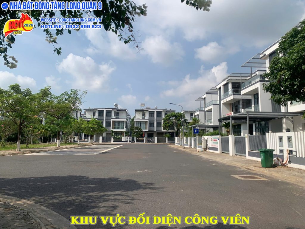 Nhà vườn Ba Son đối diện công viên
